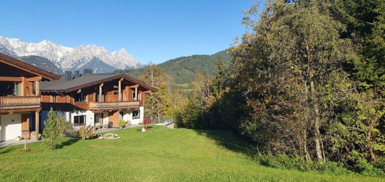 Zeitfrei Chalet Apartments am Waldrand in Fieberbrunn mit herbstlicher Bergkulisse