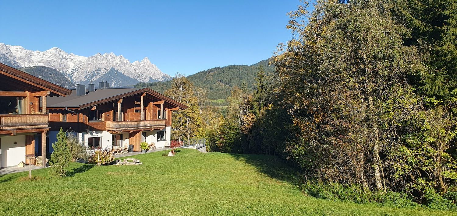 Zeitfrei Chalet Apartments am Waldrand in Fieberbrunn mit herbstlicher Bergkulisse