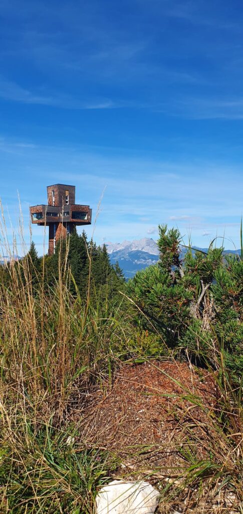 Jakobskreuz auf der Buchensteinwand vor der Bergkulisse des Pillerseetals