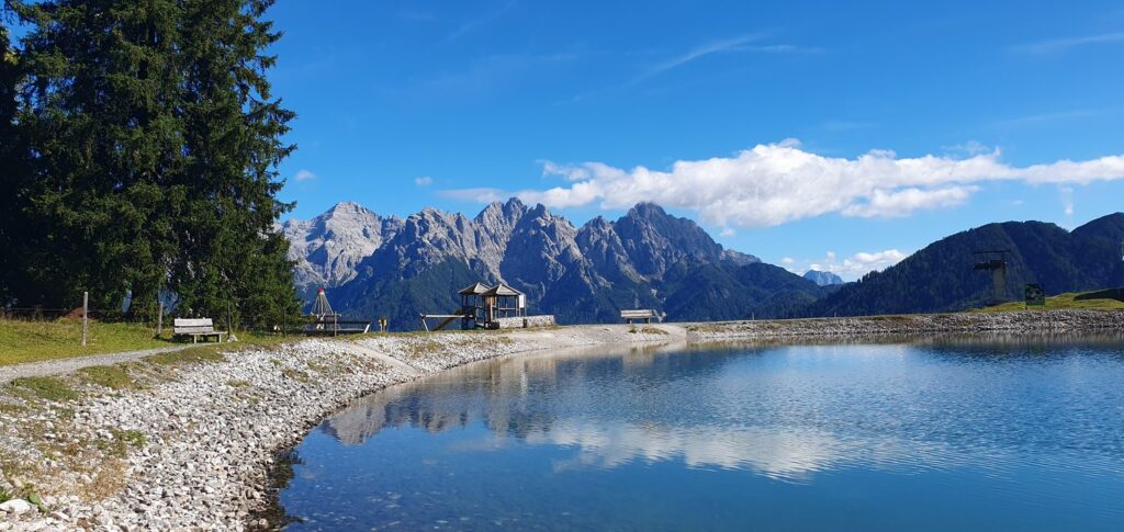 Speicherteich auf der Buchensteinwand mit weitem Blick auf die umliegenden Berge