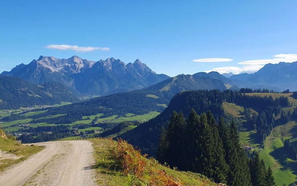 Sonniger Wanderweg mit ersten Herbstfarben und Bergpanorama im Pillerseetal