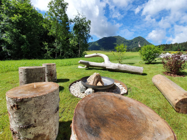 Großzügige Gartenfeuerstelle mit Alpenkulisse und Wiesen