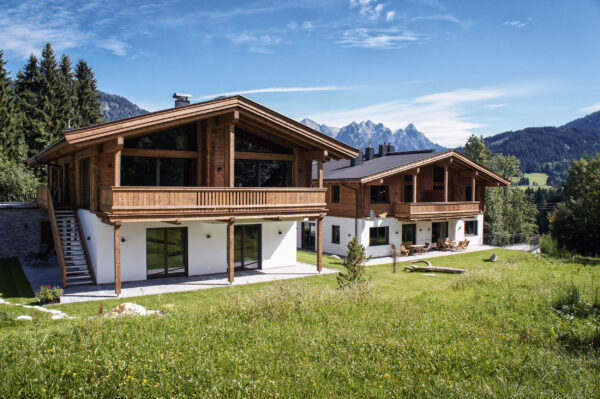Gesamtansicht des Chalets mit den Steinbergen im Hintergrund