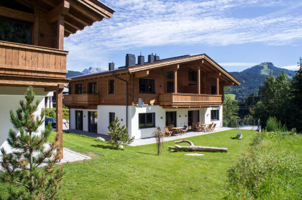 Blick übers Grundstück auf Chalet Zeitfrei