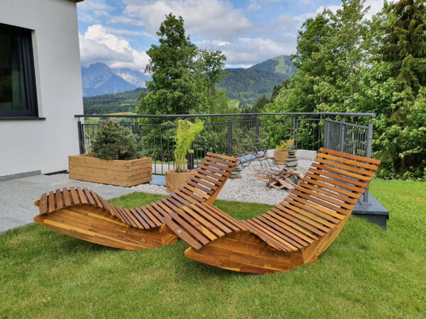 Ergonomische Holzliegestühle mit freiem Blick auf die Alpen