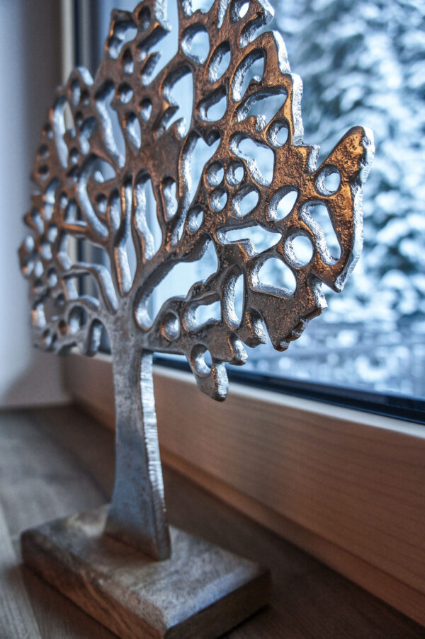Metall-Dekobaum als stilvolles Detail im Wohnraum