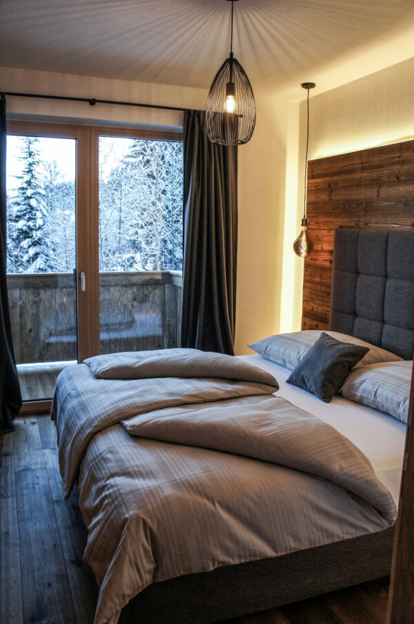 Boxspringbett, Panoramafenster und Zirbenholz-Akzente