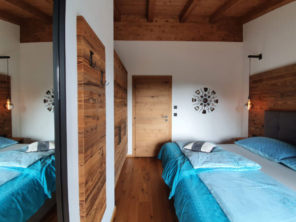 Chalet Schlafzimmer mit türkisfarbener Bettwäsche