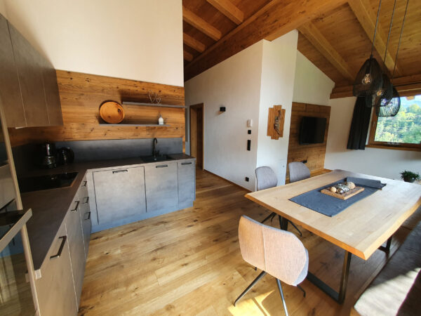 Moderne Naturholz-Küche und freiem Ausblick