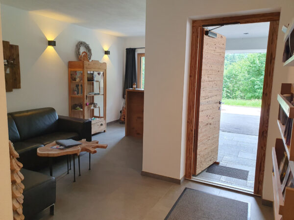 Freundlicher Eingangsbereich des Chalet zeitfrei in Fieberbrunn mit Blick ins Grüne – herzlich willkommen zum Urlaub in Tirol.