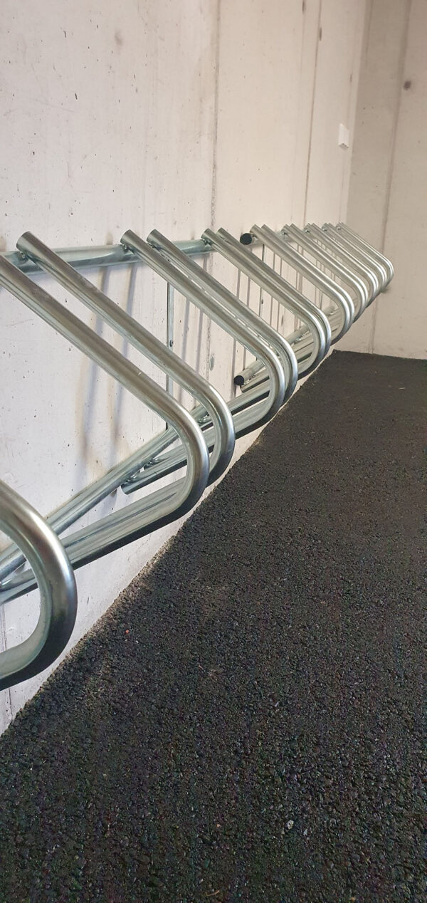 Fahrradständer am Chalet zeitfrei in Fieberbrunn – sichere Abstellmöglichkeit für Fahrräder im Sommerurlaub in den Kitzbüheler Alpen.